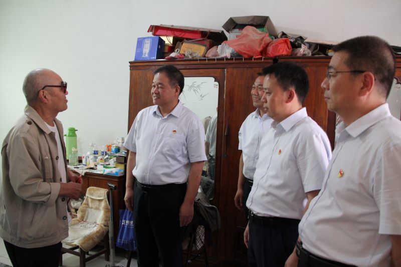 博農(nóng)集團領導走訪慰問老黨員、困難黨員
